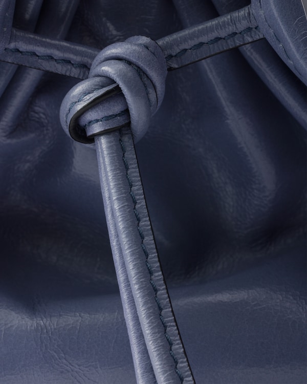 プラダ ボニー ミディアム レザー ハンドバッグ - アビエーションブルー プラダ ボニー ミディアム レザー ハンドバッグ - アビエーションブルー