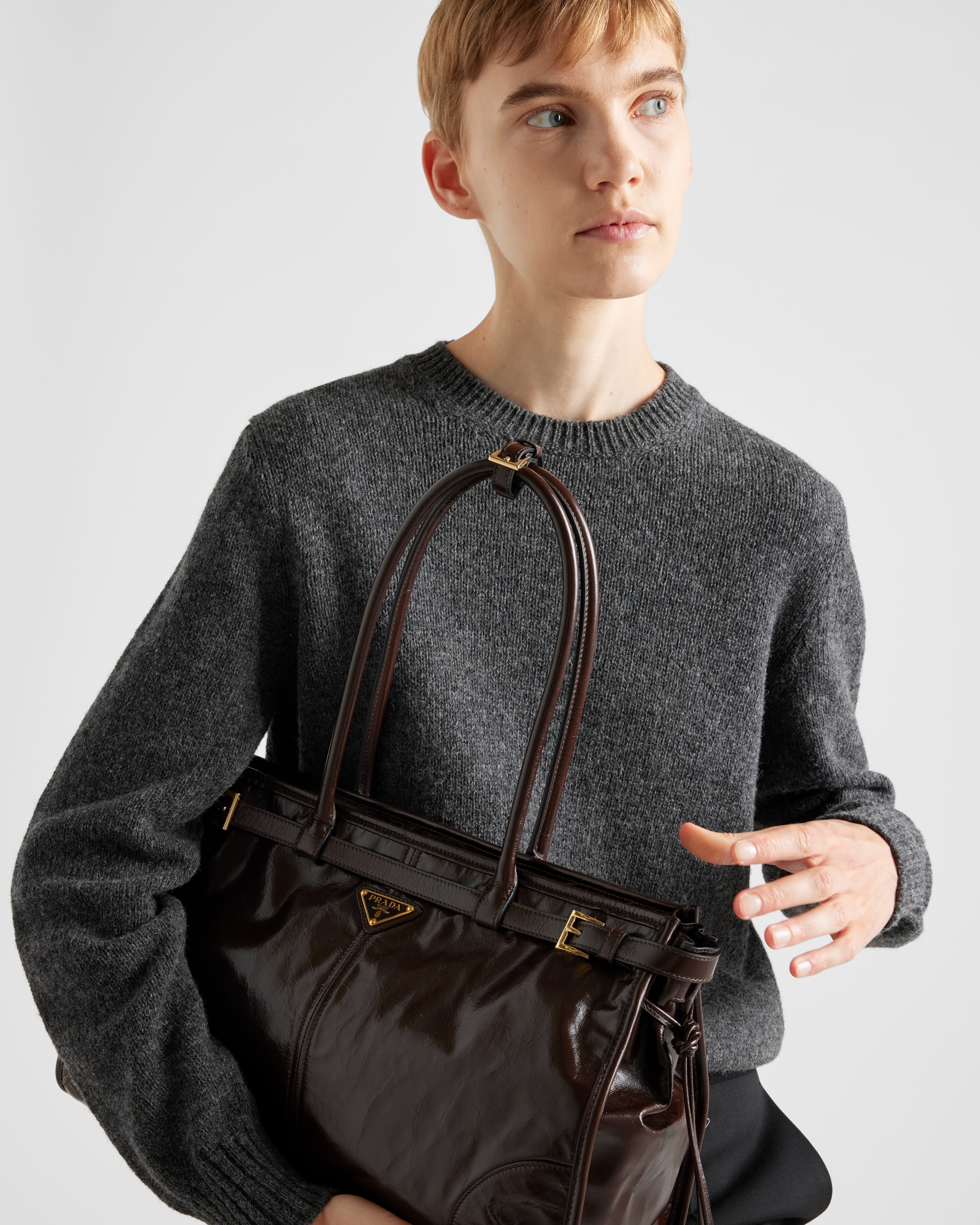 ダークブラウン プラダ ボニー ラージ レザー ハンドバッグ | PRADA