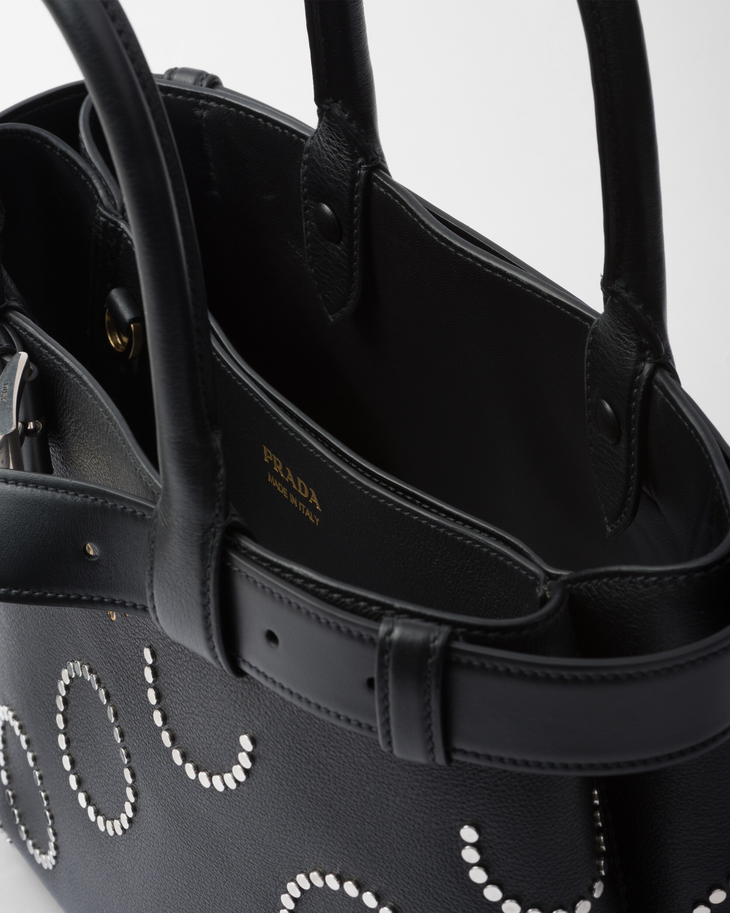 ☆PRADA☆プラダ アップリケ バックル ミディアム レザー バッグ ブラック プラダ バックル アップリケ付 ミディアム レザー
