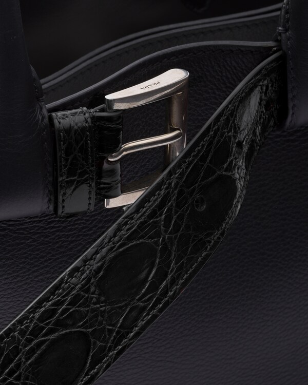 حقيبة Prada Buckle متوسطة الحجم من الجلد وجلد التمساح - أسود حقيبة Prada Buckle متوسطة الحجم من الجلد وجلد التمساح - أسود