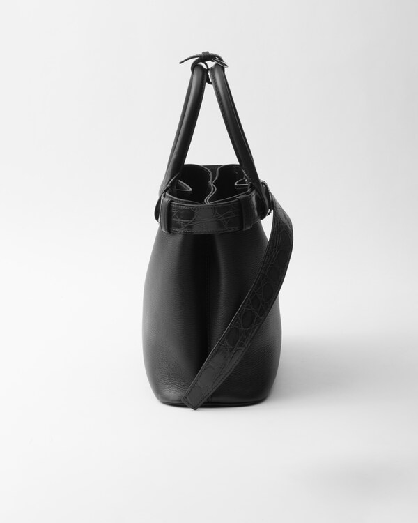 حقيبة Prada Buckle متوسطة الحجم من الجلد وجلد التمساح - أسود حقيبة Prada Buckle متوسطة الحجم من الجلد وجلد التمساح - أسود