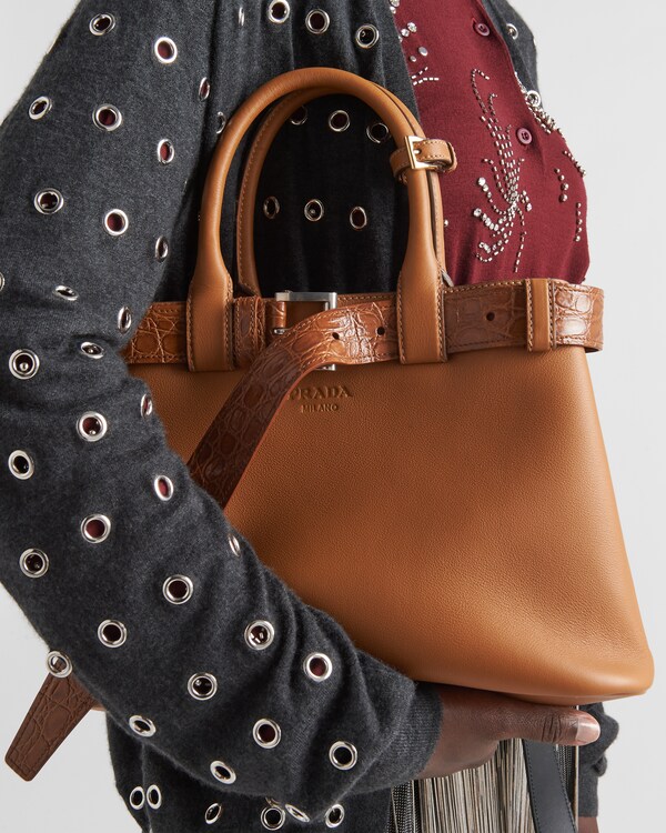 حقيبة Prada Buckle متوسطة الحجم من الجلد وجلد التمساح حقيبة Prada Buckle متوسطة الحجم من الجلد وجلد التمساح