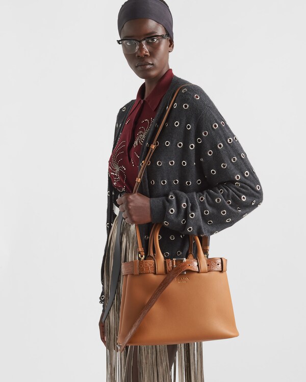 حقيبة Prada Buckle متوسطة الحجم من الجلد وجلد التمساح حقيبة Prada Buckle متوسطة الحجم من الجلد وجلد التمساح