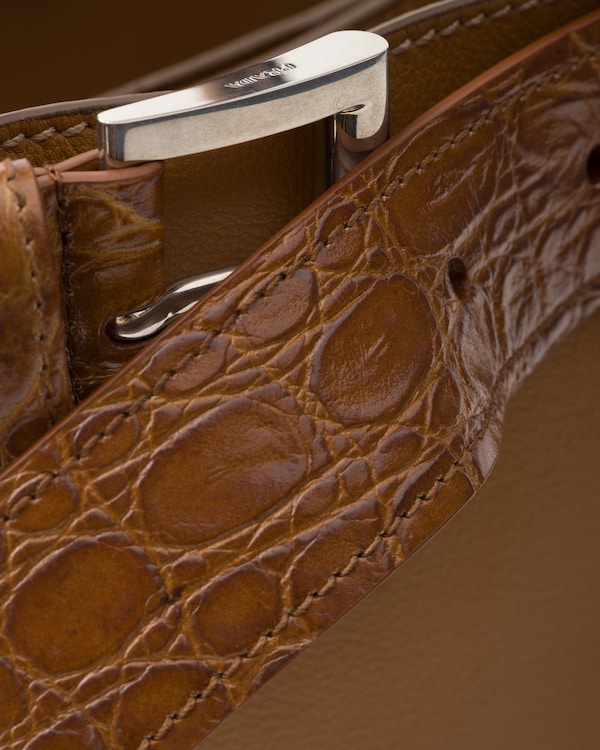 حقيبة Prada Buckle متوسطة الحجم من الجلد وجلد التمساح حقيبة Prada Buckle متوسطة الحجم من الجلد وجلد التمساح