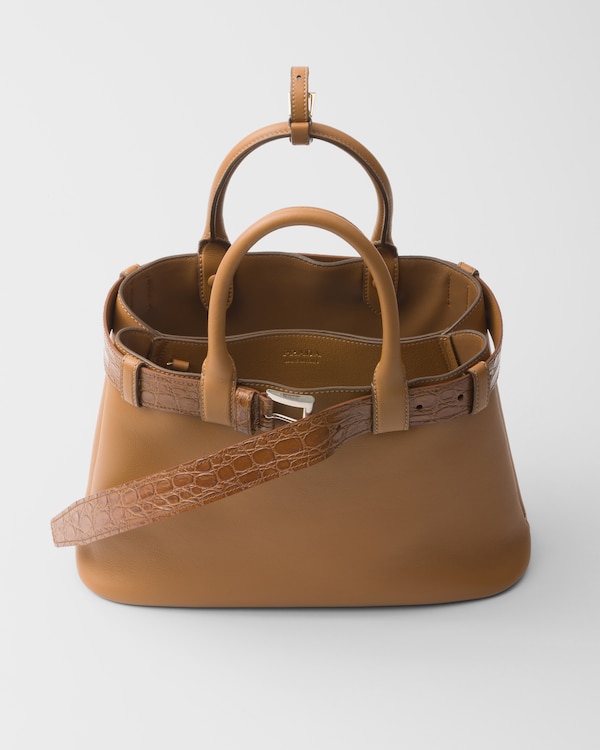 حقيبة Prada Buckle متوسطة الحجم من الجلد وجلد التمساح حقيبة Prada Buckle متوسطة الحجم من الجلد وجلد التمساح