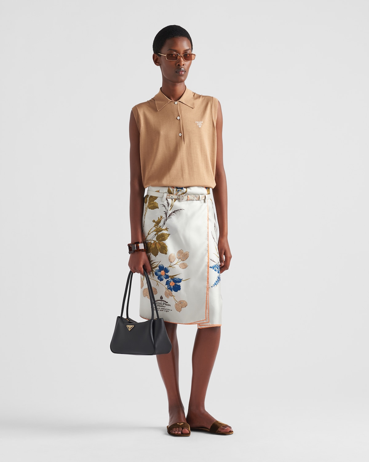 sac-main-en-cuir-noir-prada