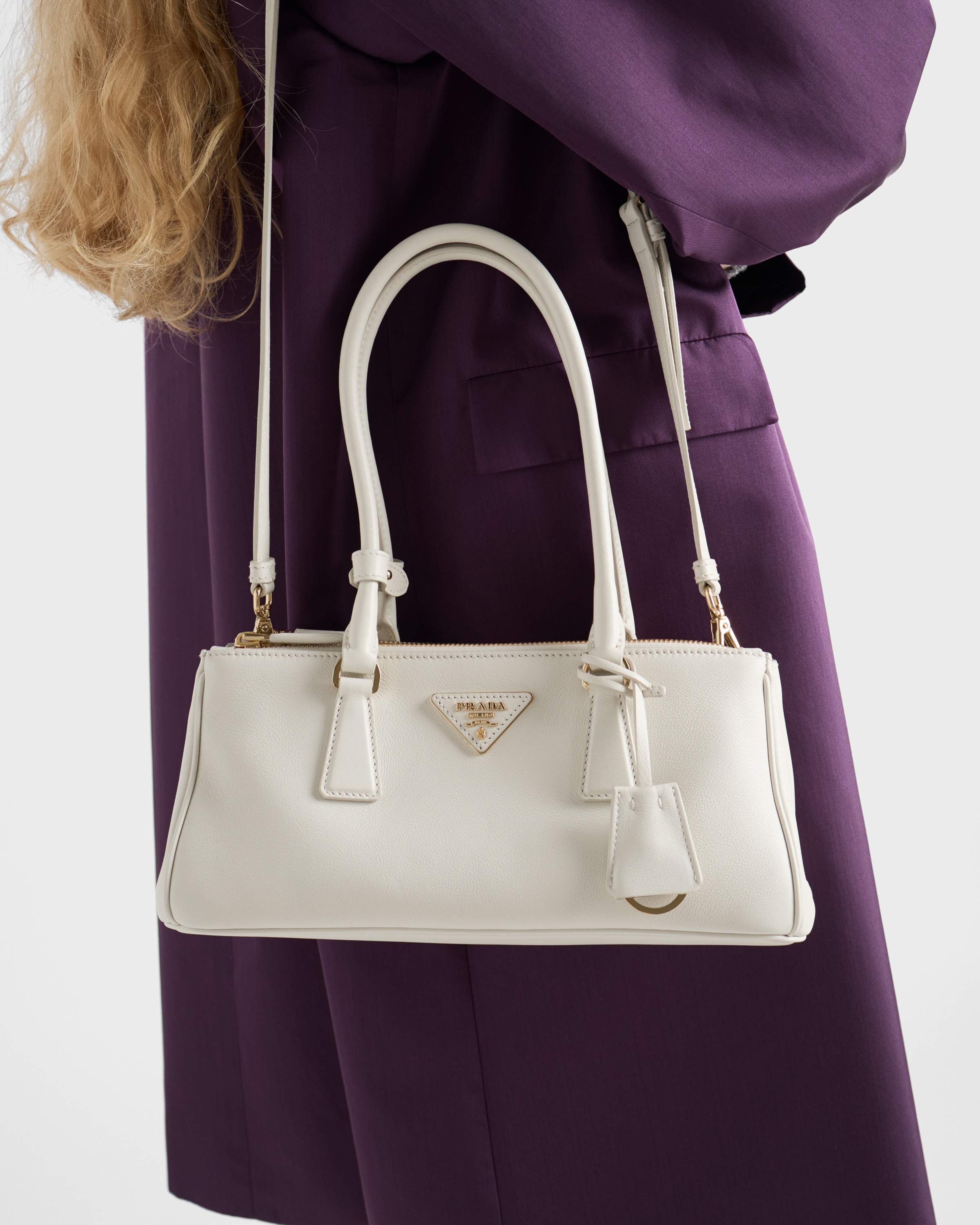 ホワイト プラダ ガレリア ミディアム レザー バッグ | PRADA - 日本