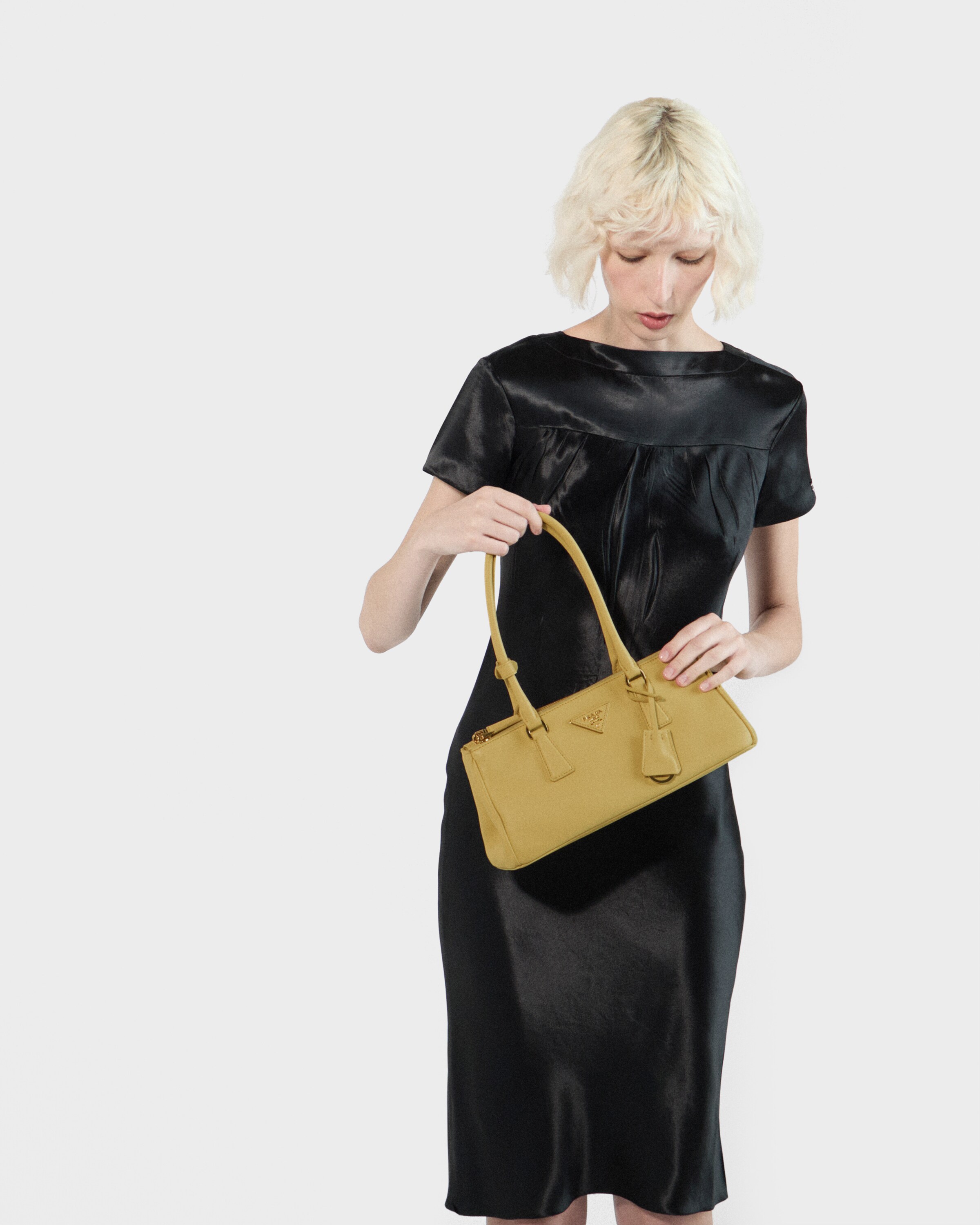 PRADA ガレリアミディアムバッグ　プラダ ホワイト プラダ ガレリア サフィアーノレザー ミディアムバッグ