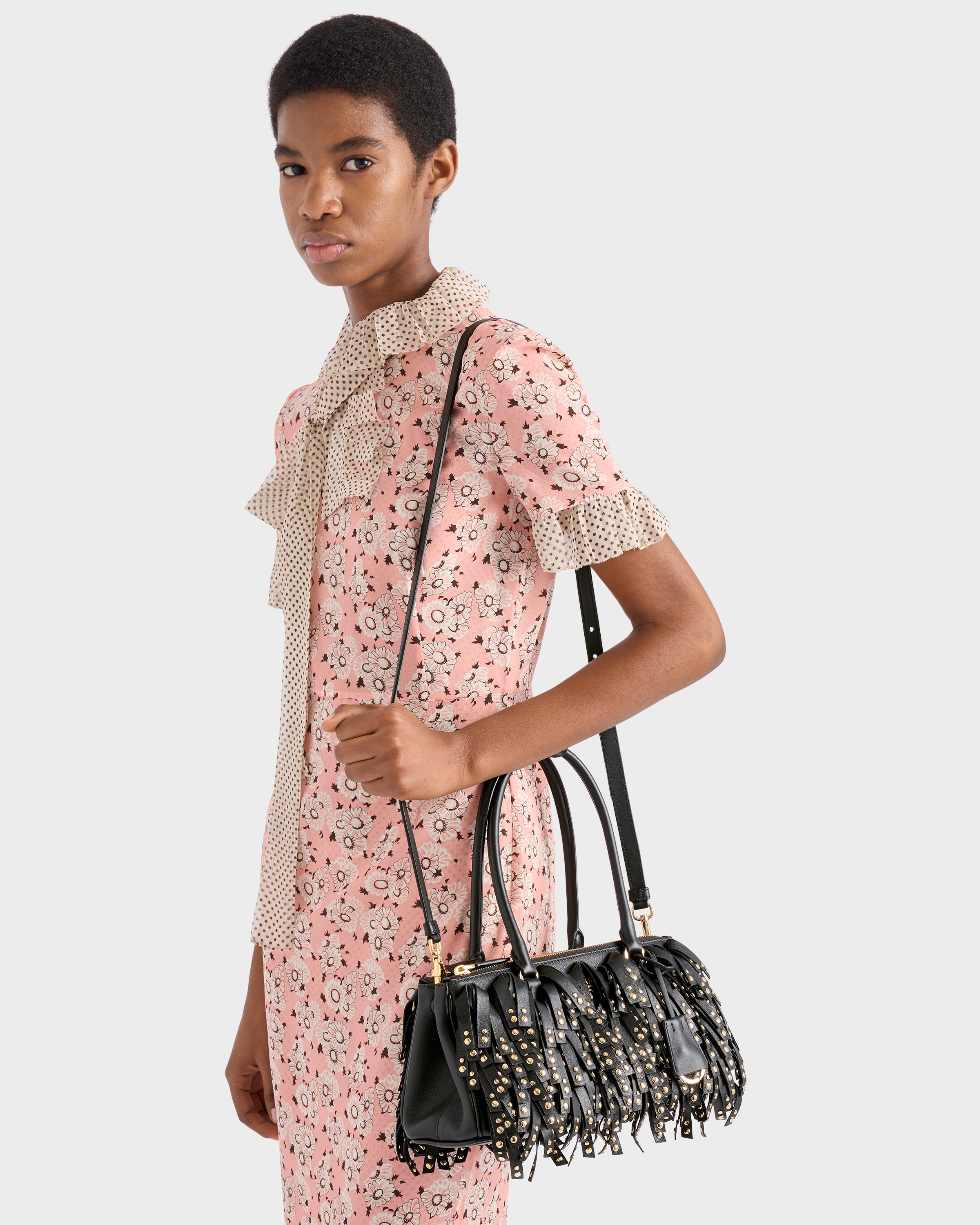 ブラック プラダ ガレリア フリンジ＆スタッズ付 ミディアム