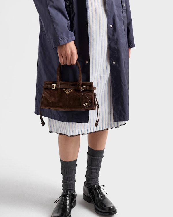 حقيبة Prada Bonnie صغيرة من الجلد السويدي - بني داكن حقيبة Prada Bonnie صغيرة من الجلد السويدي - بني داكن