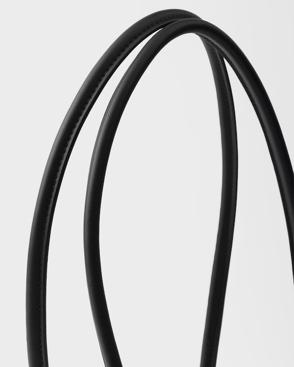 Bolso Prada Passage de piel mediano con solapa de Re-Nylon - Negro Bolso Prada Passage de piel mediano con solapa de Re-Nylon - Negro