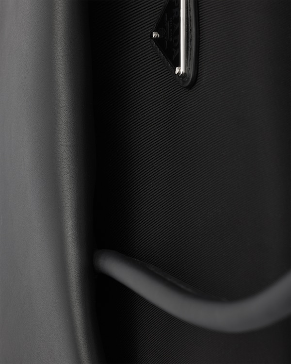 Bolso Prada Passage de piel mediano con solapa de Re-Nylon - Negro Bolso Prada Passage de piel mediano con solapa de Re-Nylon - Negro