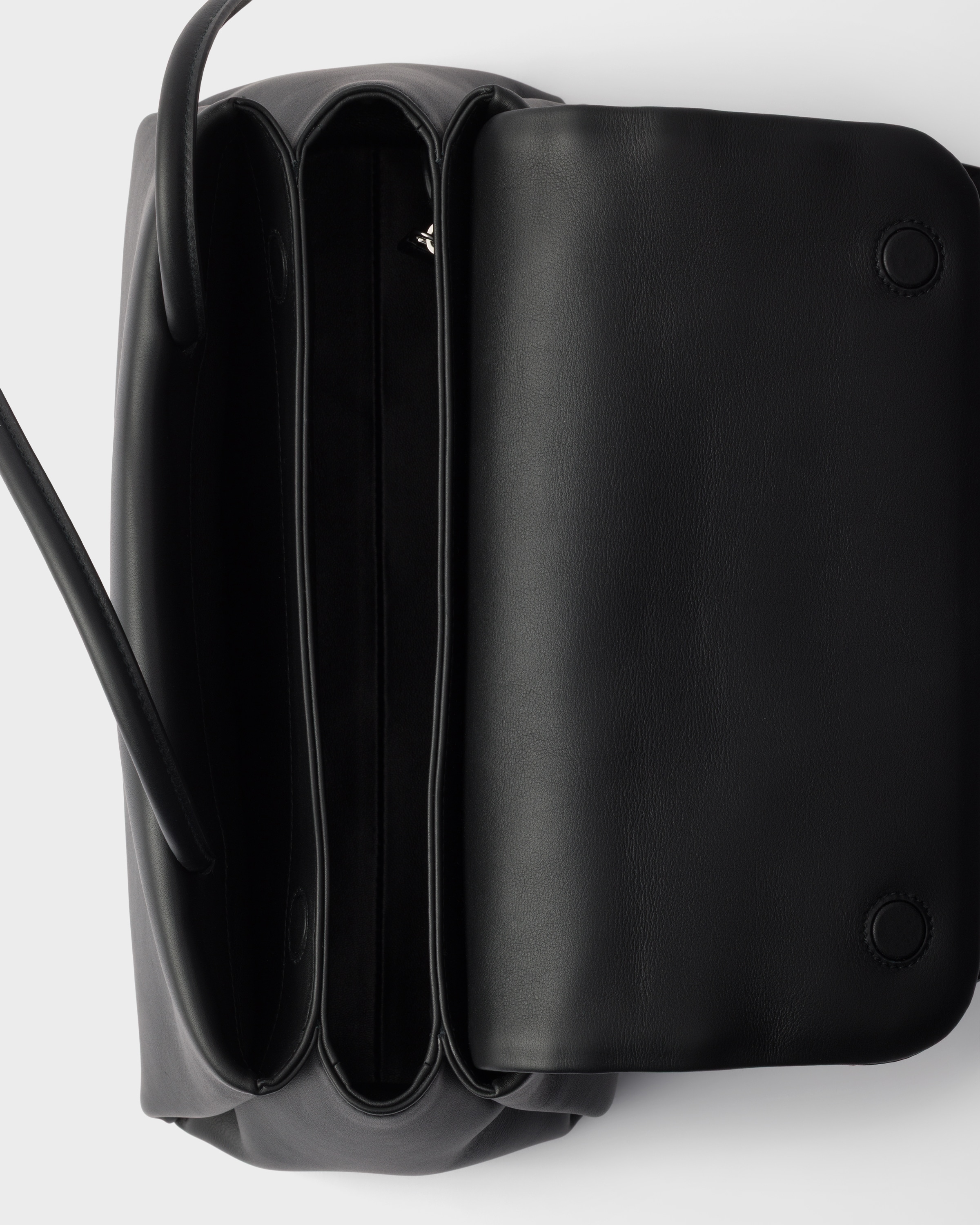 ブラック プラダ パサージュ ミディアム レザー バッグ Re-Nylon
