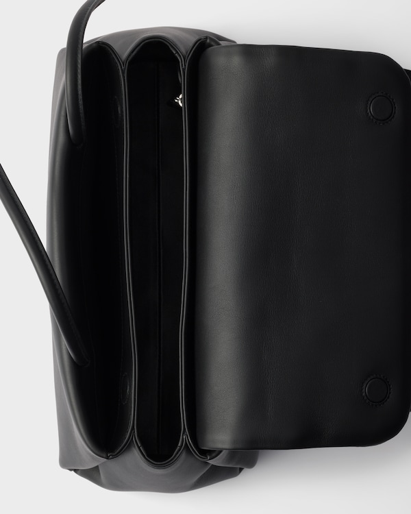 Bolso Prada Passage de piel mediano con solapa de Re-Nylon - Negro Bolso Prada Passage de piel mediano con solapa de Re-Nylon - Negro