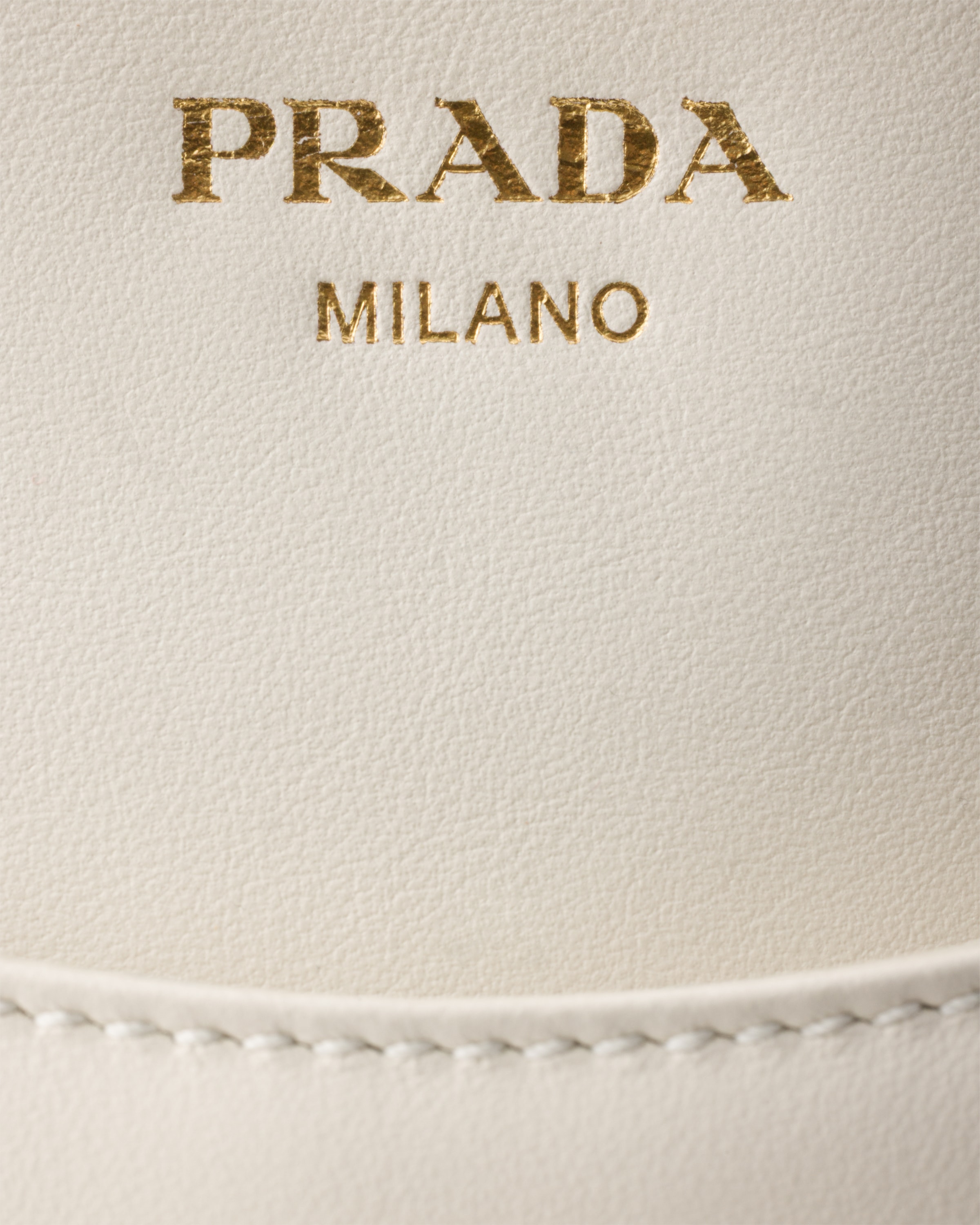 ホワイト プラダ キャリー ミニ レザー ハンドバッグ | PRADA - 日本
