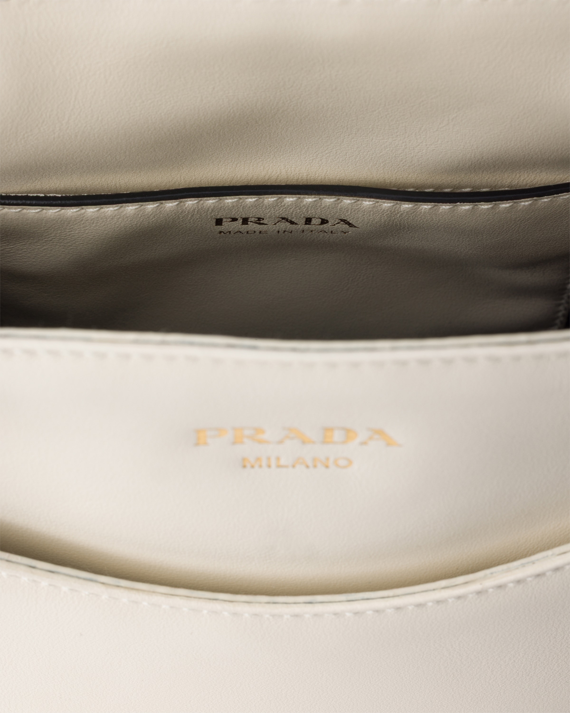 Prada Carry皮革迷你手袋