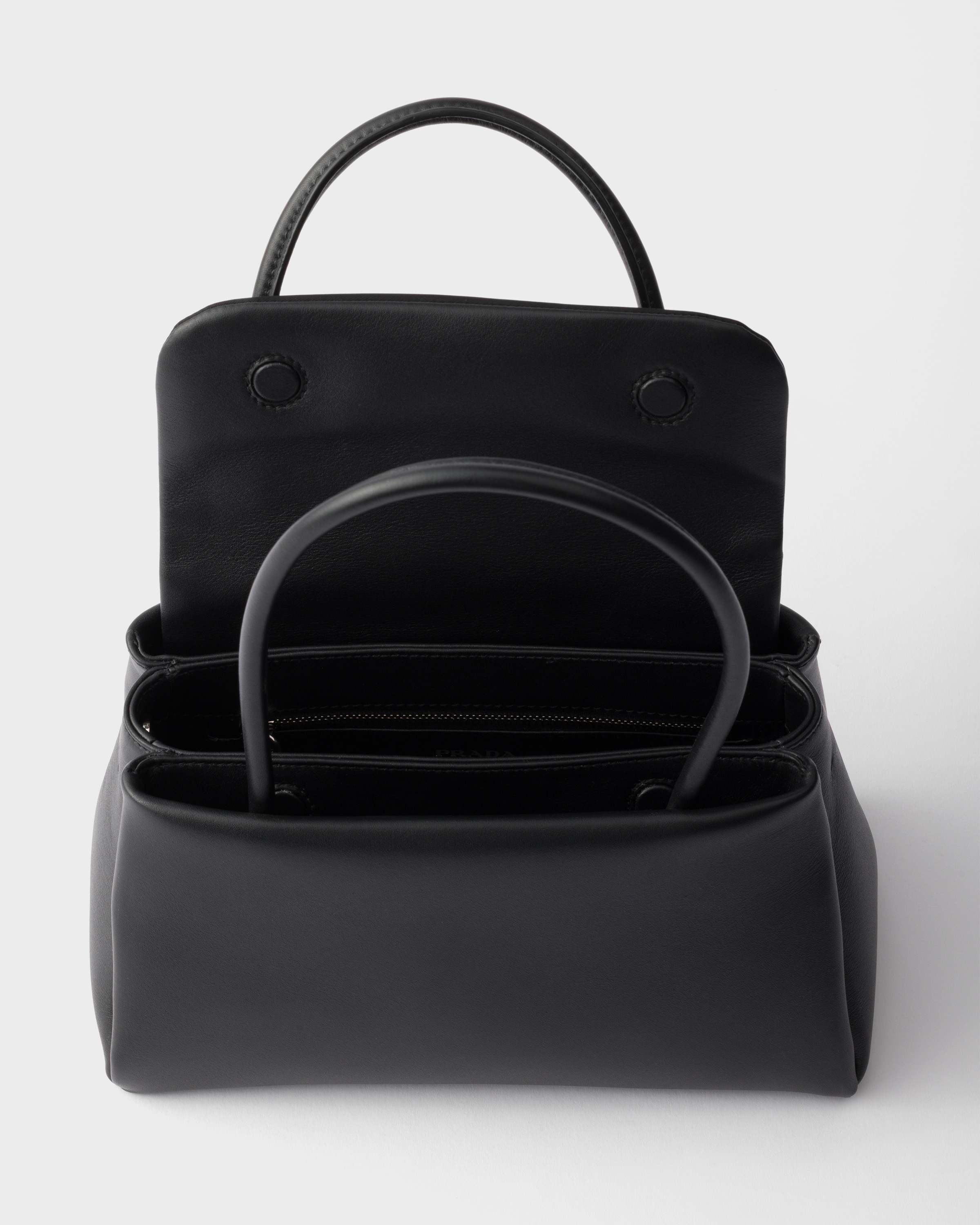 ブラック プラダ パサージュ スモール レザー バッグ Re-nylon