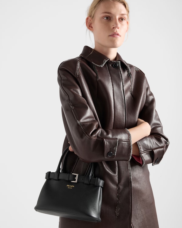 Bolsa Prada Buckle pequena em couro com cinto - Preto Bolsa Prada Buckle pequena em couro com cinto - Preto