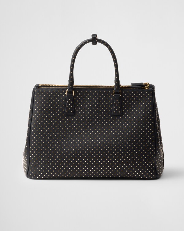 プラダ ガレリア エクストララージ スタッズ付 ソフトグレインレザー バッグ - ブラック プラダ ガレリア エクストララージ スタッズ付 ソフトグレインレザー バッグ - ブラック