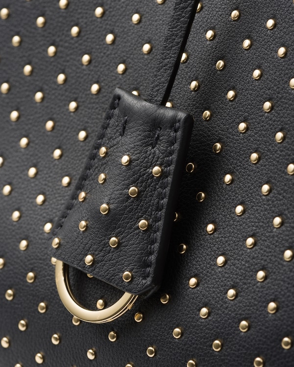 プラダ ガレリア エクストララージ スタッズ付 ソフトグレインレザー バッグ - ブラック プラダ ガレリア エクストララージ スタッズ付 ソフトグレインレザー バッグ - ブラック