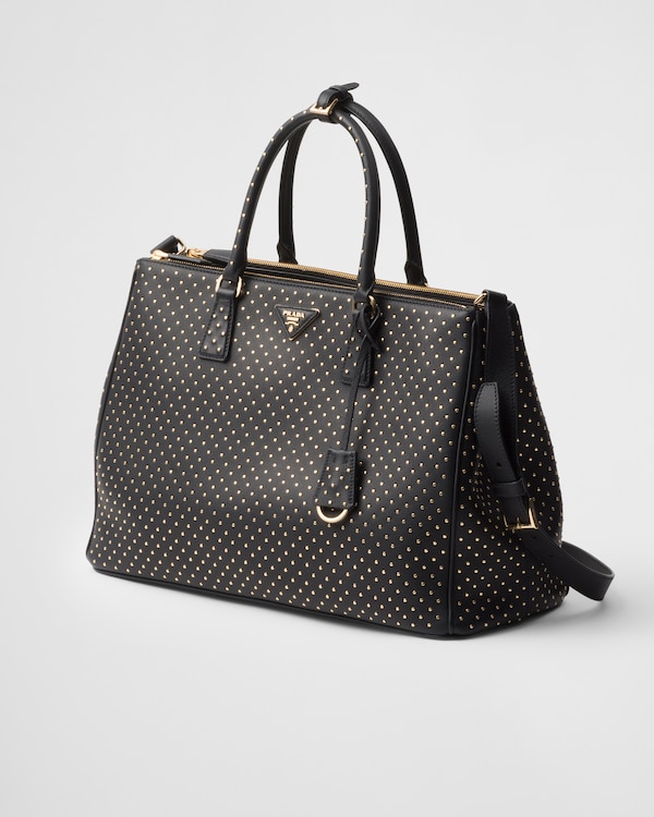プラダ ガレリア エクストララージ スタッズ付 ソフトグレインレザー バッグ - ブラック プラダ ガレリア エクストララージ スタッズ付 ソフトグレインレザー バッグ - ブラック