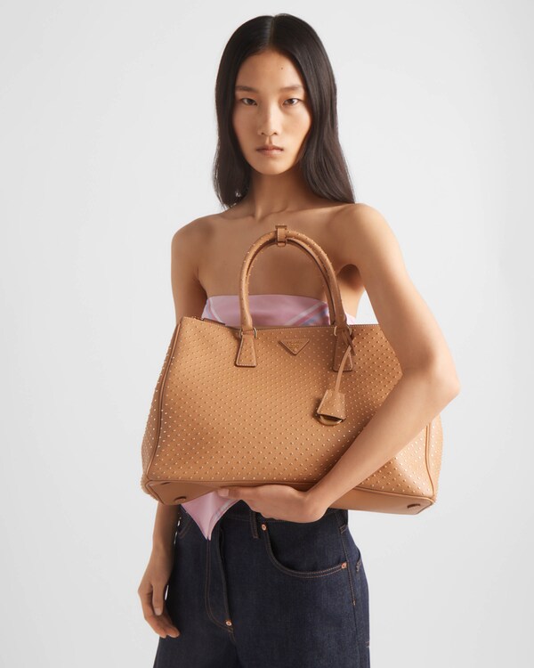 حقيبة Prada Galleria بحجم كبير جداً من الجلد مزينة بترصيعات - طبيعي حقيبة Prada Galleria بحجم كبير جداً من الجلد مزينة بترصيعات - طبيعي