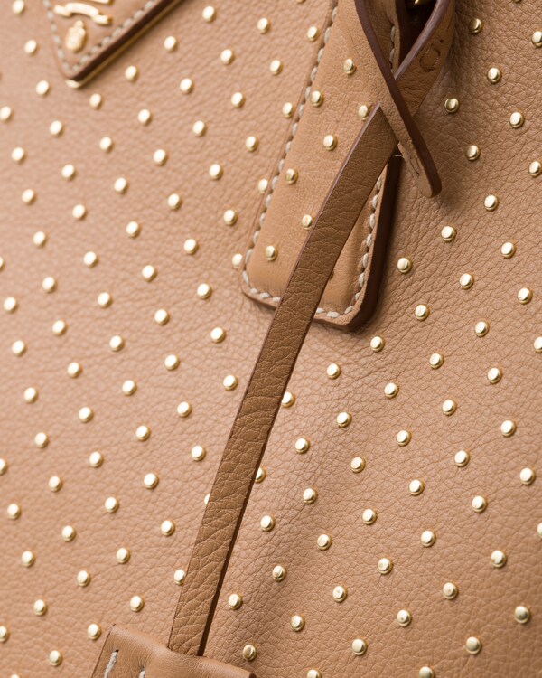 حقيبة Prada Galleria بحجم كبير جداً من الجلد مزينة بترصيعات - طبيعي حقيبة Prada Galleria بحجم كبير جداً من الجلد مزينة بترصيعات - طبيعي