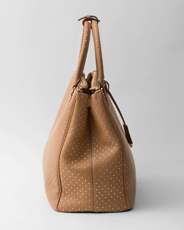 حقيبة Prada Galleria بحجم كبير جداً من الجلد مزينة بترصيعات - طبيعي حقيبة Prada Galleria بحجم كبير جداً من الجلد مزينة بترصيعات - طبيعي