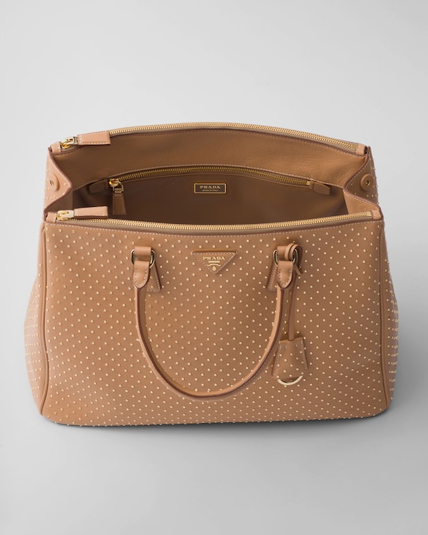 حقيبة Prada Galleria بحجم كبير جداً من الجلد مزينة بترصيعات - طبيعي حقيبة Prada Galleria بحجم كبير جداً من الجلد مزينة بترصيعات - طبيعي