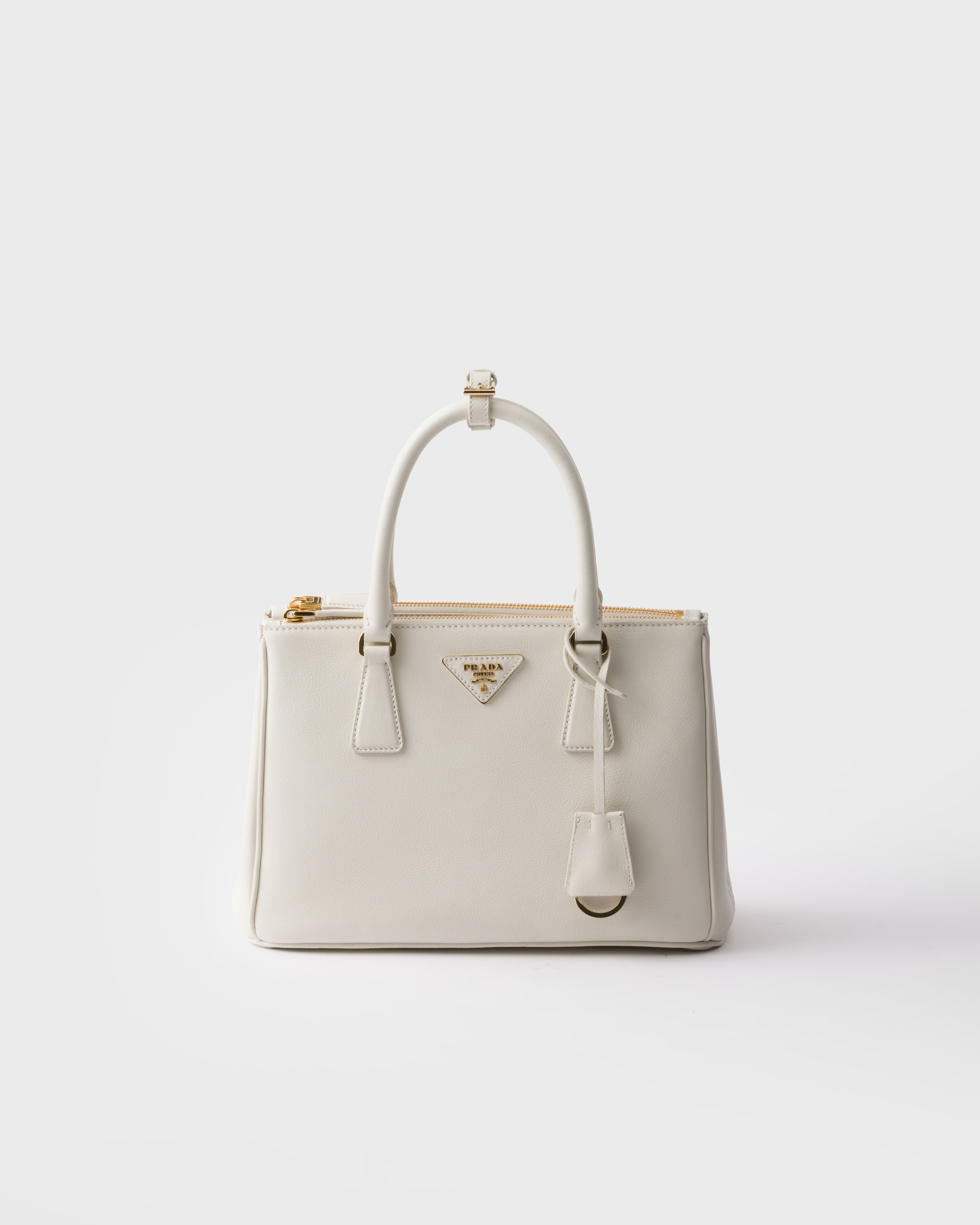 20代女性におすすめのトレンド＆定番人気レディースバッグブランド｜PRADA（プラダ）