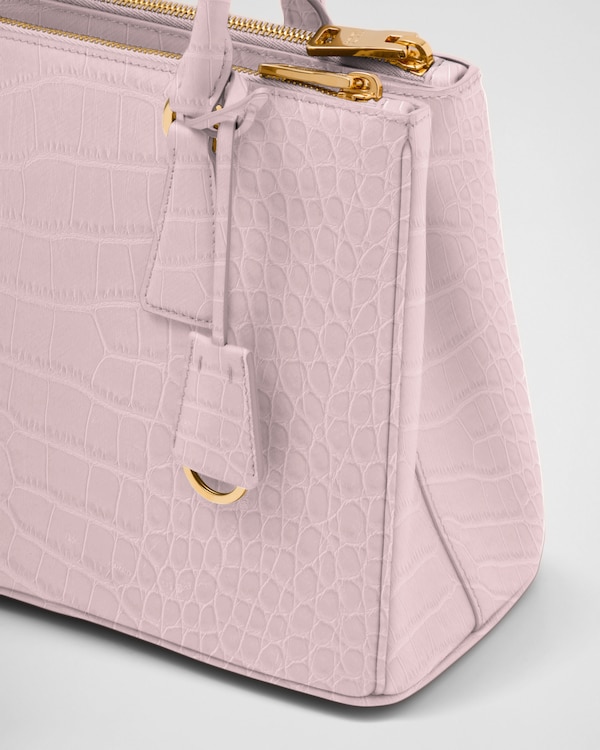 กระเป๋า Prada รุ่น Galleria หนังจระเข้ ขนาดกลาง - ชมพูอลาบาสเตอร์ กระเป๋า Prada รุ่น Galleria หนังจระเข้ ขนาดกลาง - ชมพูอลาบาสเตอร์
