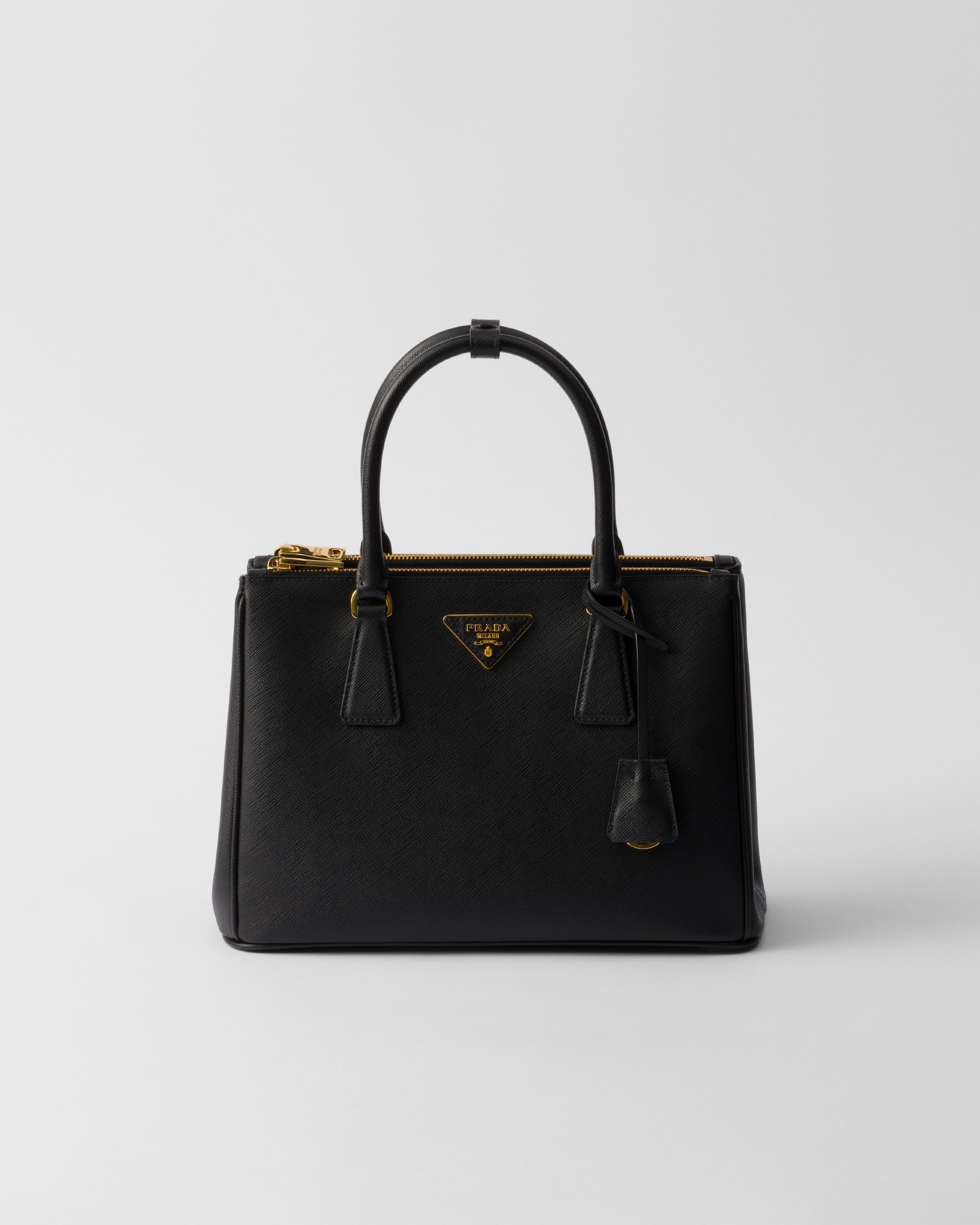 60代女性が愛用するバッグブランド人気おすすめ｜PRADA（プラダ）