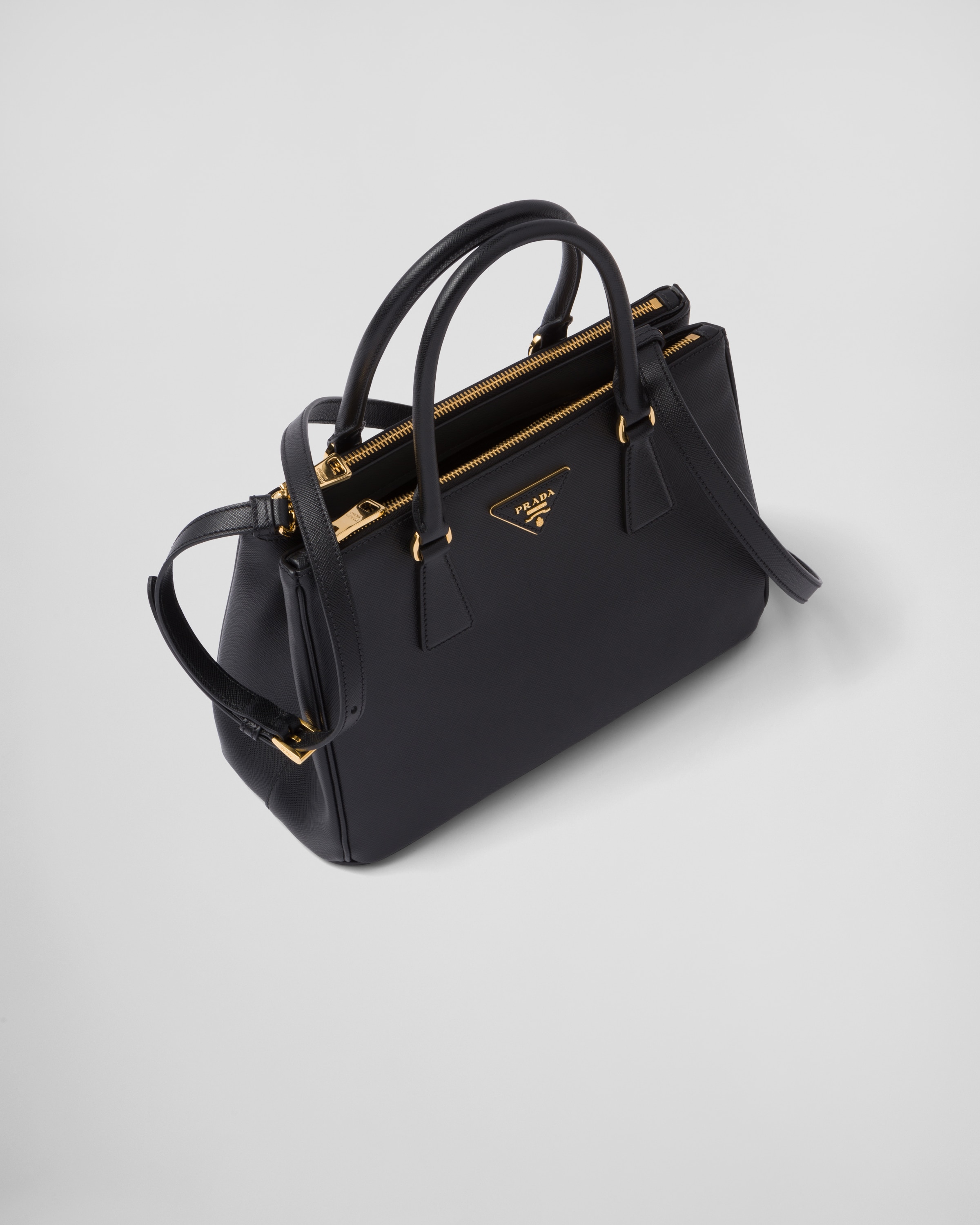 Prada saffiano outlet medium size