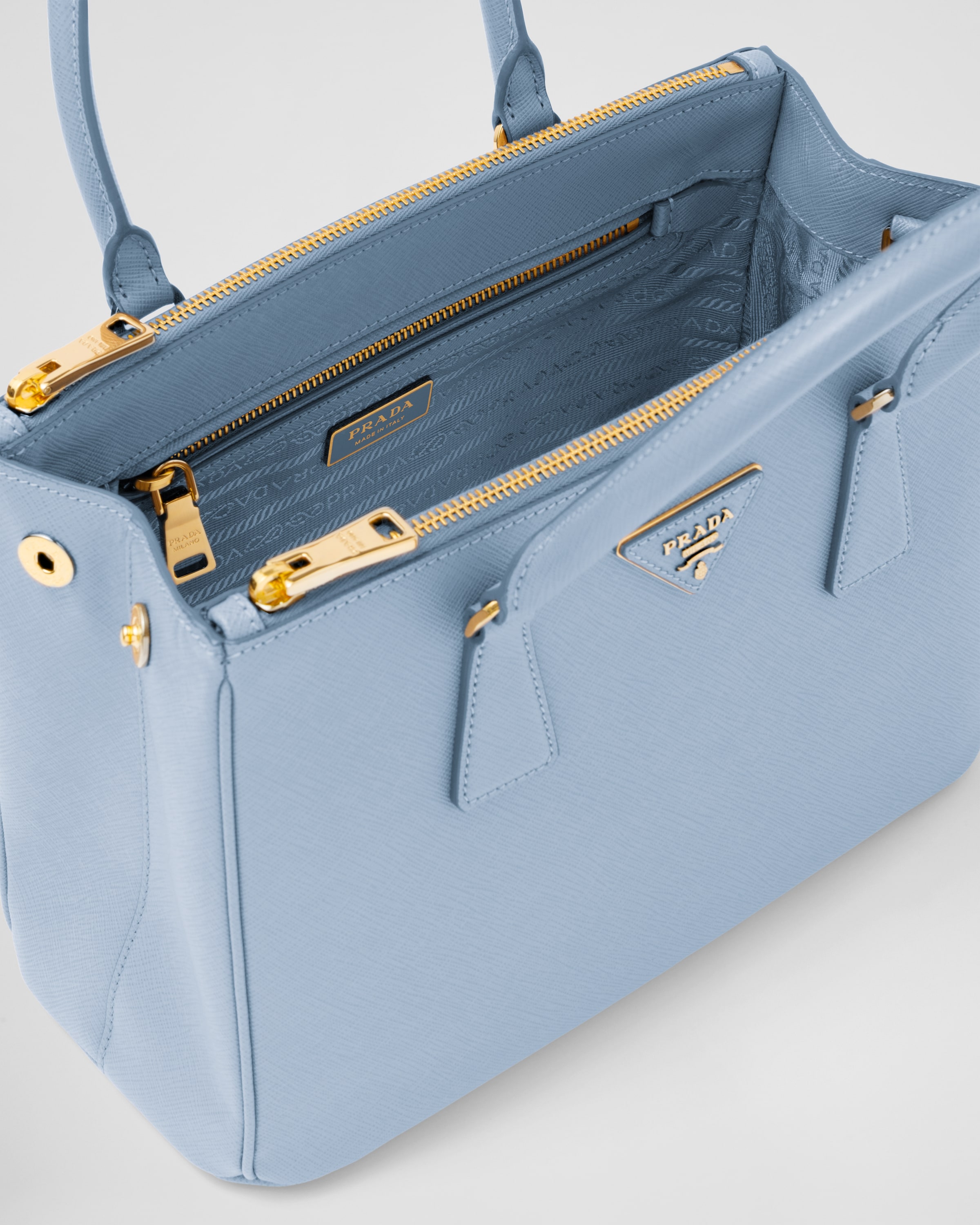 Motivar Esencialmente Inmersión Bolso mediano Prada Galleria de piel Saffiano Azul Claro | Prada