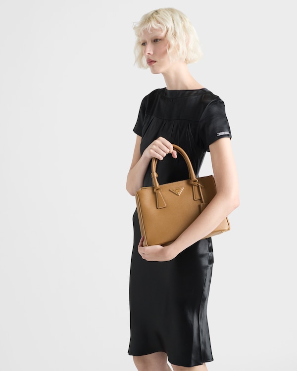 حقيبة برادا غاليريا متوسطة من جلد سافيانو حقيبة برادا غاليريا متوسطة من جلد سافيانو