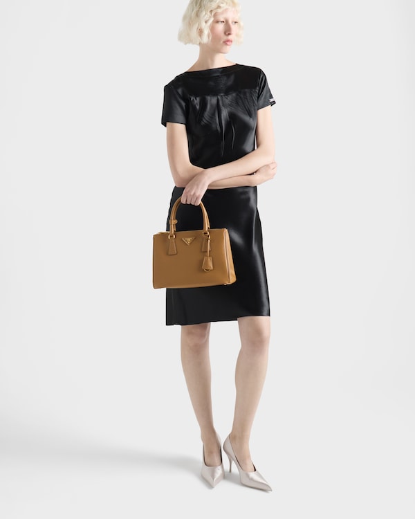 حقيبة برادا غاليريا متوسطة من جلد سافيانو حقيبة برادا غاليريا متوسطة من جلد سافيانو