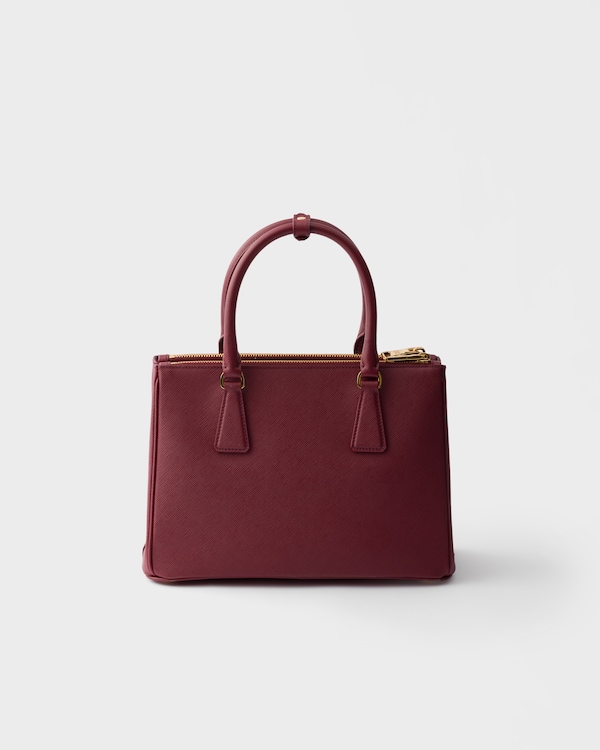 حقيبة برادا غاليريا متوسطة من جلد سافيانو - قِرْمِزِي حقيبة برادا غاليريا متوسطة من جلد سافيانو - قِرْمِزِي