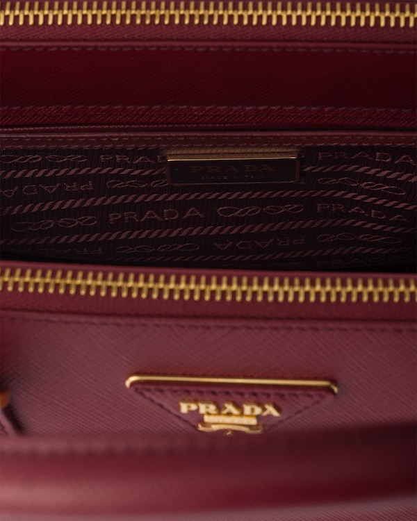 حقيبة برادا غاليريا متوسطة من جلد سافيانو - قِرْمِزِي حقيبة برادا غاليريا متوسطة من جلد سافيانو - قِرْمِزِي