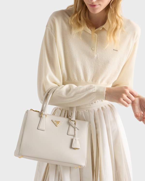 Bolsa Prada Galleria média em couro Saffiano - Branco Giz Bolsa Prada Galleria média em couro Saffiano - Branco Giz