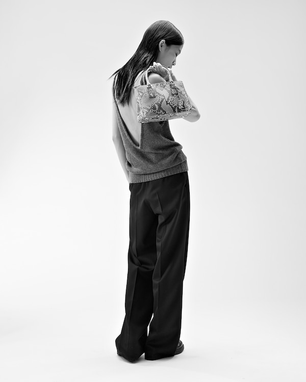 プラダ ガレリア パイソンレザー スモールバッグ プラダ ガレリア パイソンレザー スモールバッグ