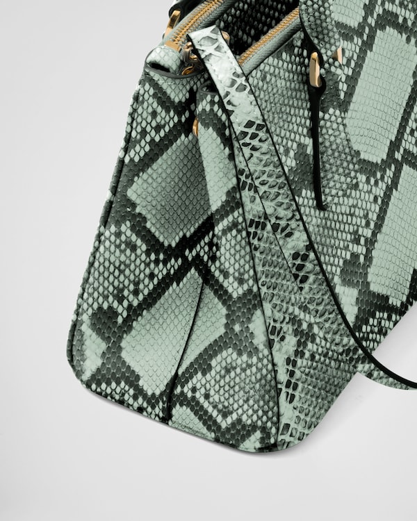 حقيبة Prada Galleria من جلد الثعبان بحجم صغير حقيبة Prada Galleria من جلد الثعبان بحجم صغير