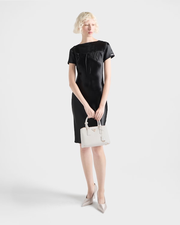 حقيبة Prada Galleria صغيرة الحجم من جلد سافيانو حقيبة Prada Galleria صغيرة الحجم من جلد سافيانو