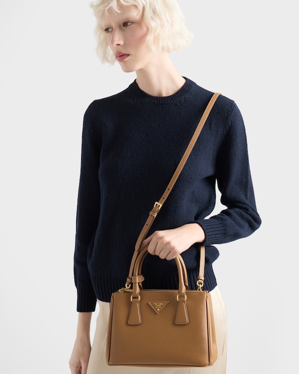 حقيبة Prada Galleria صغيرة الحجم من جلد سافيانو حقيبة Prada Galleria صغيرة الحجم من جلد سافيانو