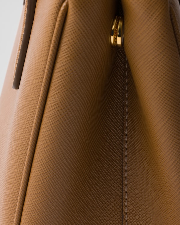 حقيبة Prada Galleria صغيرة الحجم من جلد سافيانو حقيبة Prada Galleria صغيرة الحجم من جلد سافيانو