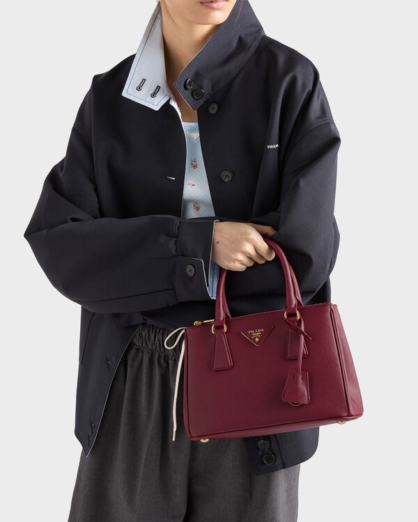 حقيبة Prada Galleria صغيرة الحجم من جلد سافيانو - قِرْمِزِي حقيبة Prada Galleria صغيرة الحجم من جلد سافيانو - قِرْمِزِي