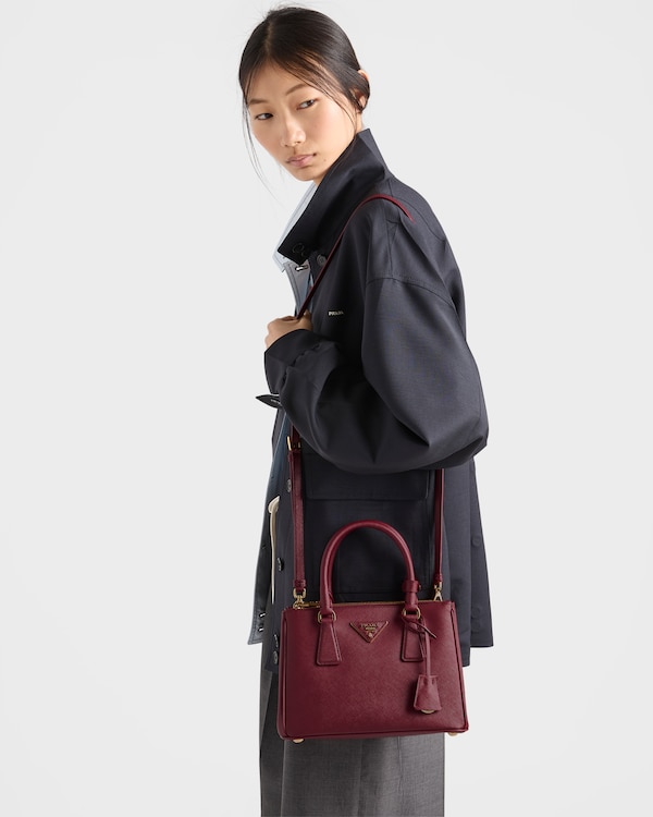 حقيبة Prada Galleria صغيرة الحجم من جلد سافيانو - قِرْمِزِي حقيبة Prada Galleria صغيرة الحجم من جلد سافيانو - قِرْمِزِي