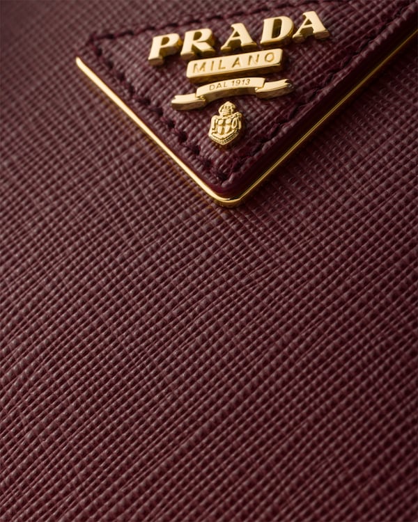 حقيبة Prada Galleria صغيرة الحجم من جلد سافيانو - قِرْمِزِي حقيبة Prada Galleria صغيرة الحجم من جلد سافيانو - قِرْمِزِي