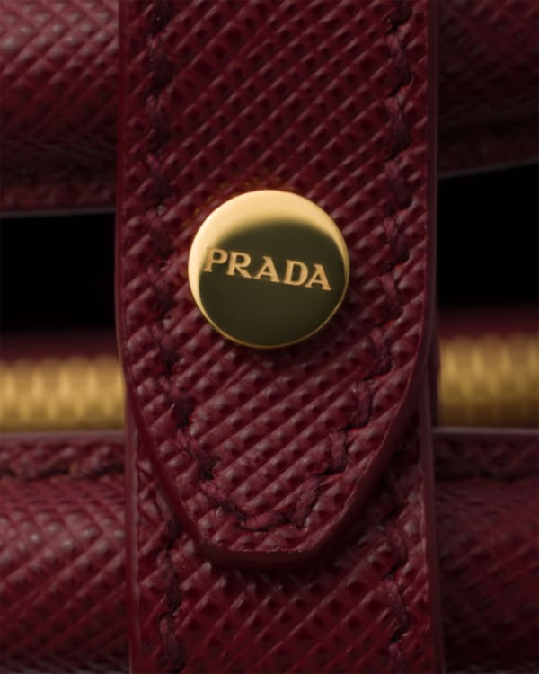 حقيبة Prada Galleria صغيرة الحجم من جلد سافيانو - قِرْمِزِي حقيبة Prada Galleria صغيرة الحجم من جلد سافيانو - قِرْمِزِي
