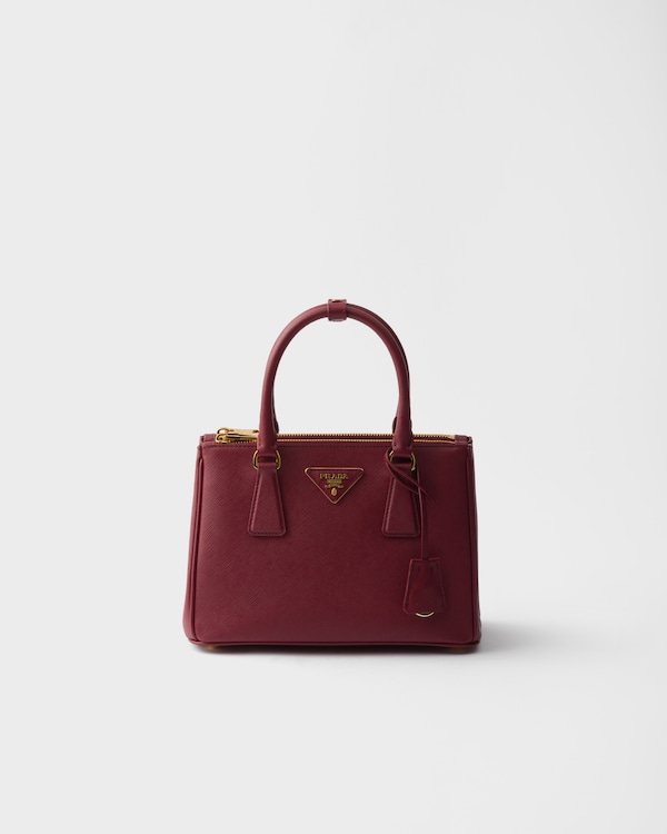 حقيبة Prada Galleria صغيرة الحجم من جلد سافيانو - قِرْمِزِي حقيبة Prada Galleria صغيرة الحجم من جلد سافيانو - قِرْمِزِي