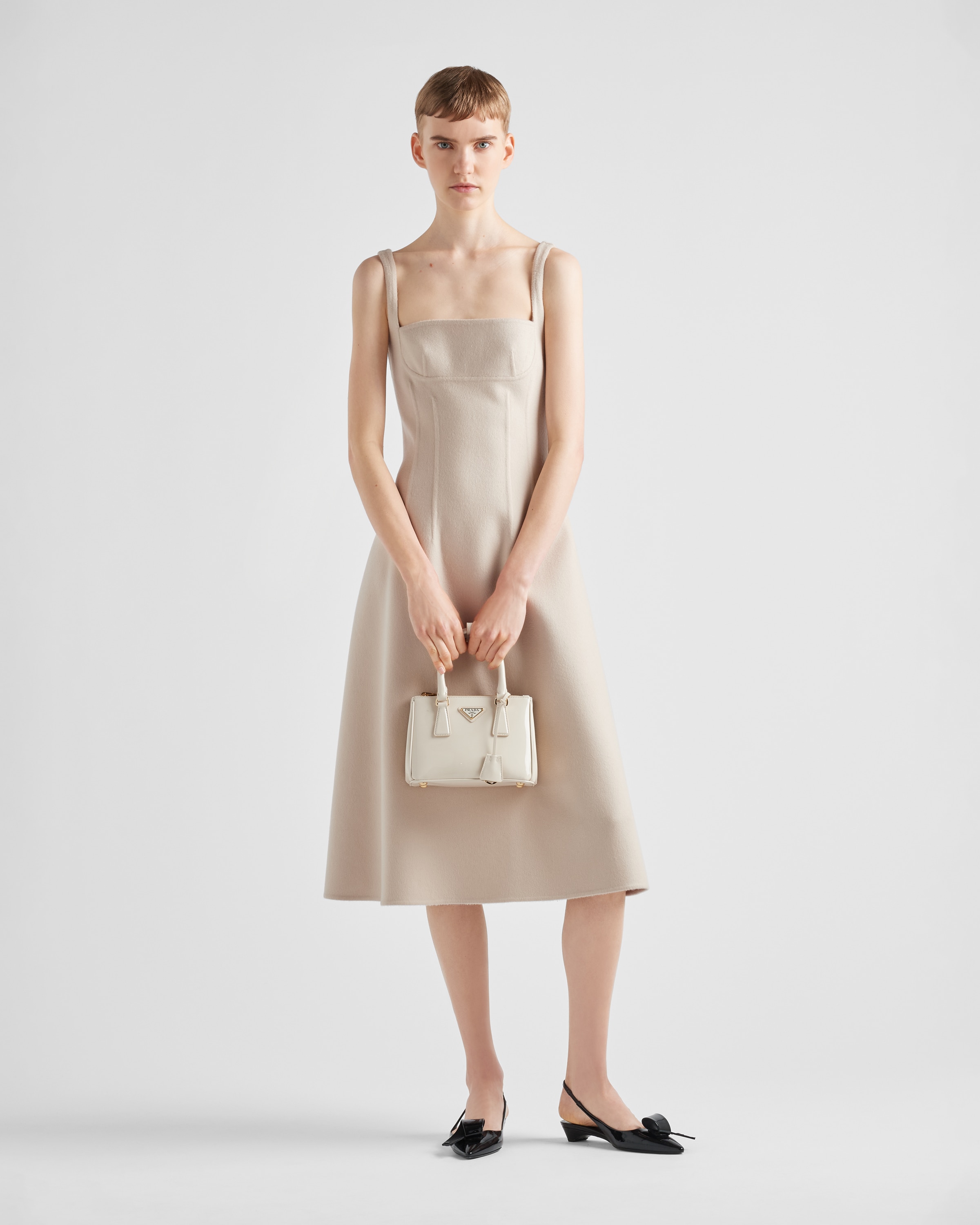 注目の新作♪【PRADA】レザー ミニスカート Prada リングディテール レザー ミニスカート | ブラック